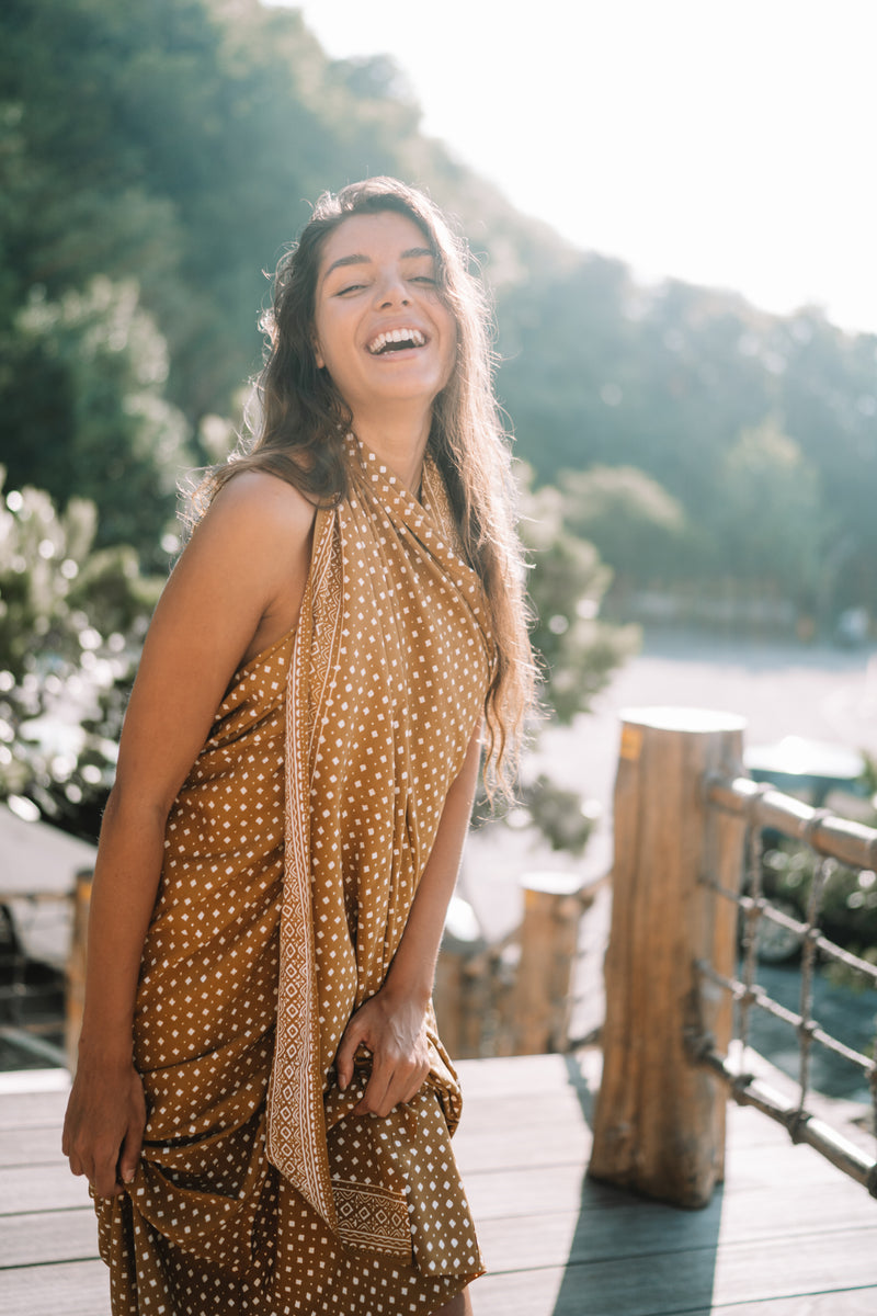 Sarong Intan, senf/weiss